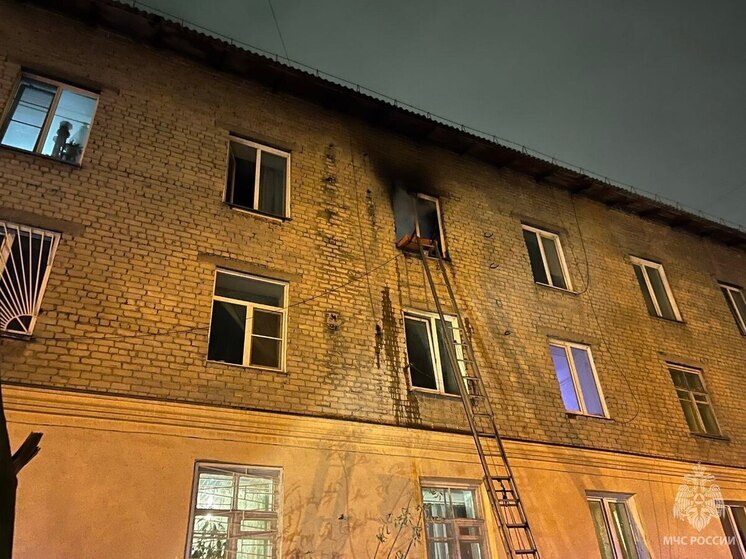 В Челябинске спасли мужчину, прятавшегося от пожара на подоконнике
