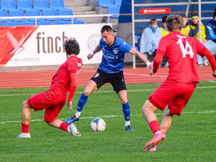 Динамовцы разгромили футболистов из Хасавюрта и вернулись на первое место