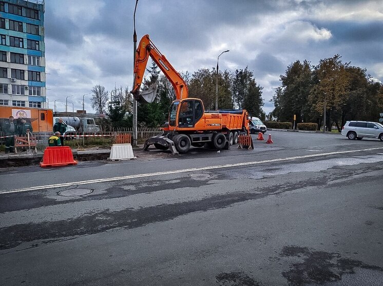 Специалисты «Псковских тепловых сетей» предотвратили аварию на теплотрассе в центре города