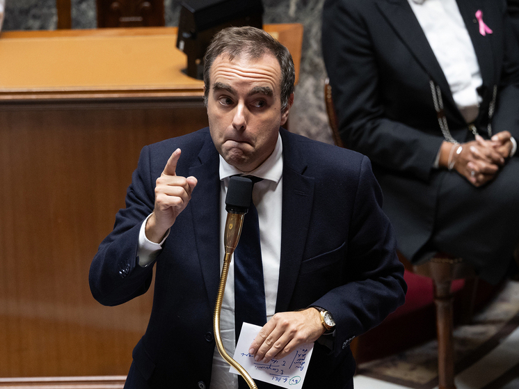 Перед вотумом недоверия приостановлена пенсионная программа лузера Макрона