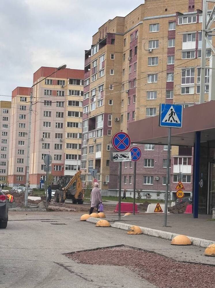 Ремонт парковки делают у псковской "Ленты"