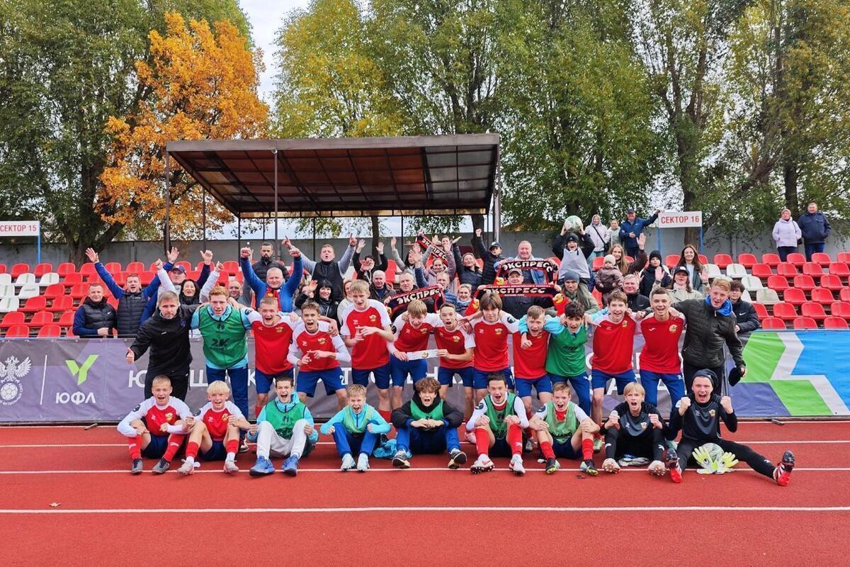 Футбольный клуб "Экспресс" завершил сезон ЮФЛ Северо-Запад победой над петрозаводским СШ-7