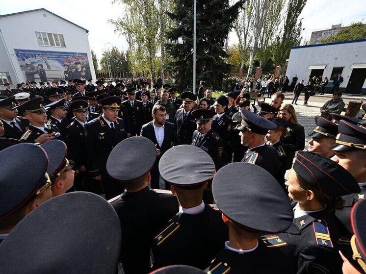 Глава ДНР вручил погоны выпускникам филиала Волгоградской академии МВД