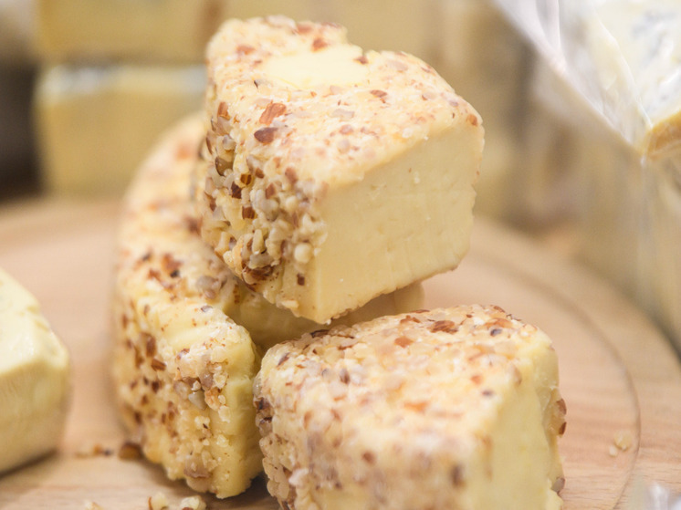 В российском регионе запретили продавать рассольные сыры с пряностями