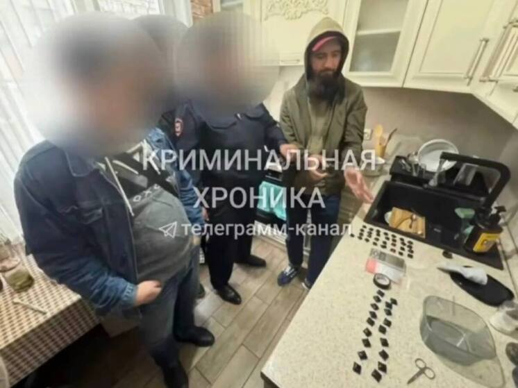 В Махачкале задержан наркокурьер с крупной партией гашиша и мефедрона
