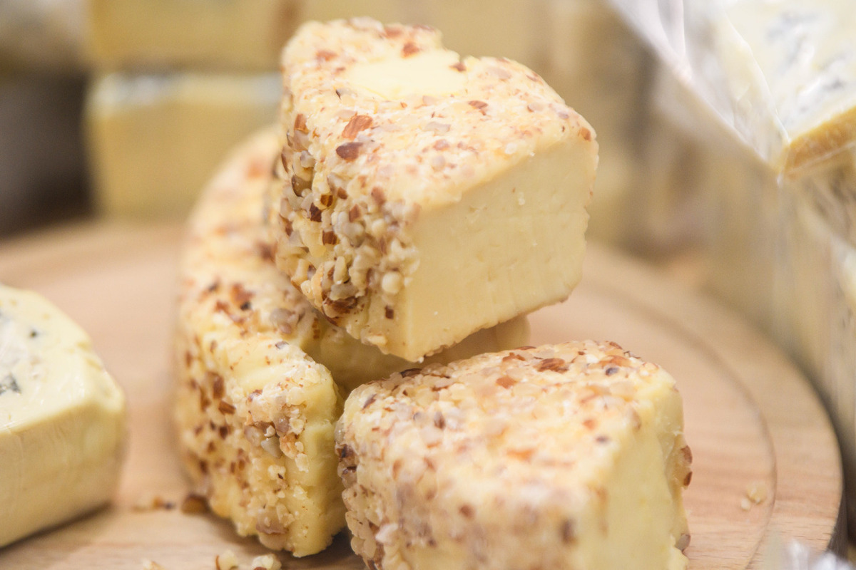 В российском регионе запретили продавать рассольные сыры с пряностями