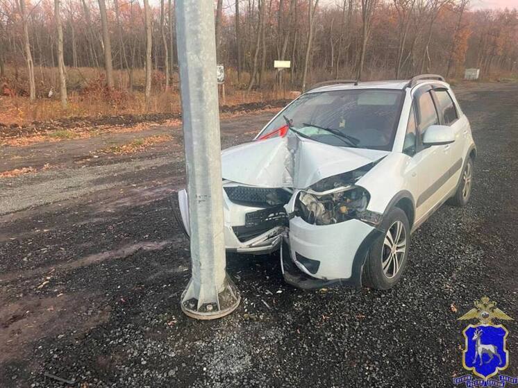В Самаре женщина и 7-летний ребёнок пострадали в ДТП с наездом на столб