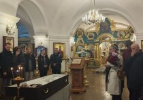В Петербурге простились со звездой сериалов «Невский», «Свои» и «Великолепная пятёрка» Денисом Семеновым. Полюбившийся миллионам россиян артист умер после тяжёлой болезни. Сегодня с Семеновым во Владимирский собор пришли прощаться его близкие, коллеги, друзья и знакомые.