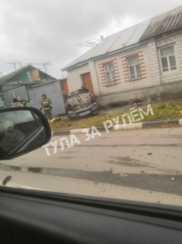 Легковушка перевернулась и влетела в дом после ДТП в Ефремове