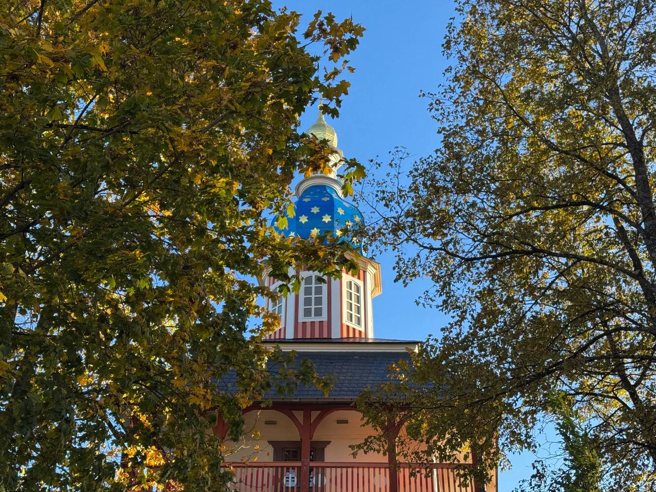Храмовый комплекс в золоте