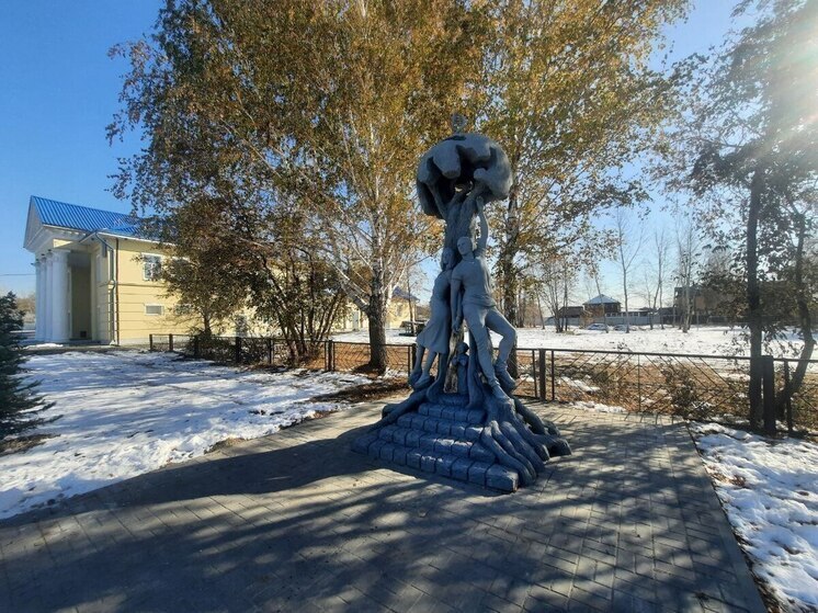 В Новосибирской области открыли бетонную скульптуру в честь семейных ценностей