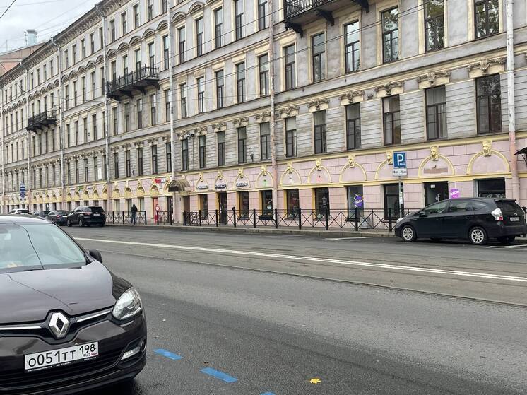 Петербуржцы сбежали с парковок центрального района после изменения тарифов