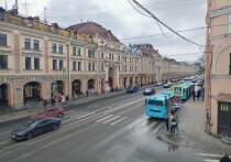 Апраксин двор, один из самых узнаваемых торговых кварталов Петербурга, переживает новый этап перемен: городские власти начали подготовку к масштабной очистке помещений комплекса. ГБУ «Городское управление инвентаризации и оценки недвижимого и движимого имущества» 7 октября объявило серию закупок на вывоз мусора и уборку зданий по адресу Садовая улица, 28–30. На поиск подрядчиков отведено всего семь дней – заявки принимаются до 15 октября включительно, следует из данных на сайте Госзакупок. 