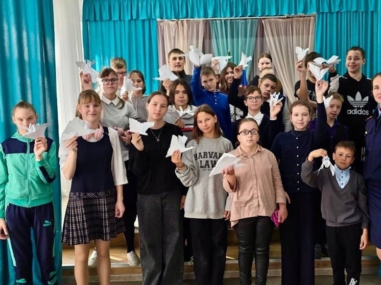 В Хабаровске дети сделали журавлей в память о павших воинах