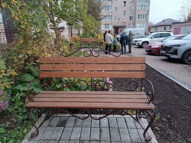 В Боровичах в два этапа поставили скамейки у восьми подъездов