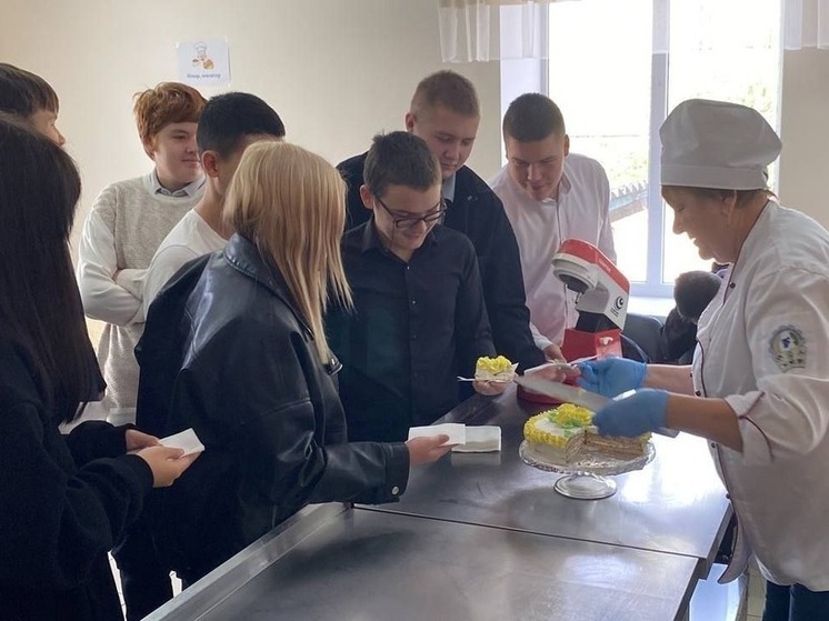 Учащиеся Городовиковской школы побывали на экскурсии в кондитерском цехе