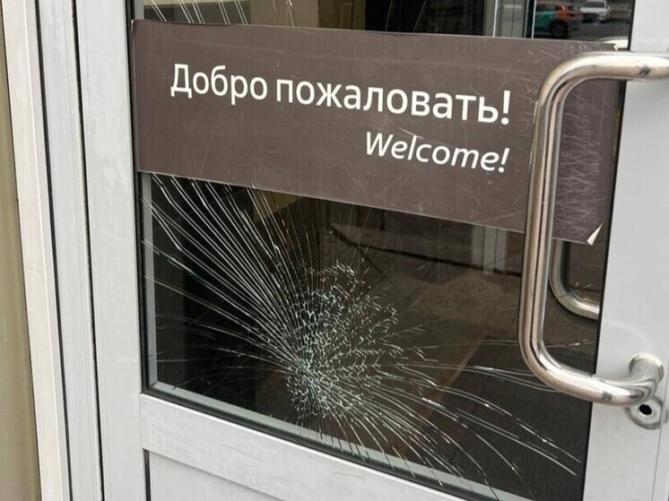 Петербуржец поставил трещину на двери входа Финляндского вокзала