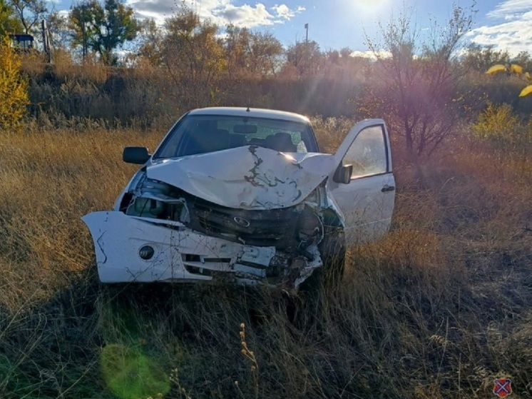 Водитель «Лады» пострадал при столкновении с экскаватором в Камышинском районе