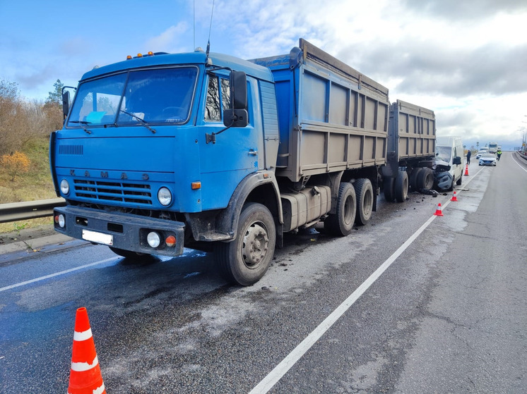 На трассе «Орел-Тамбов» микроавтобус врезался в КамАЗ