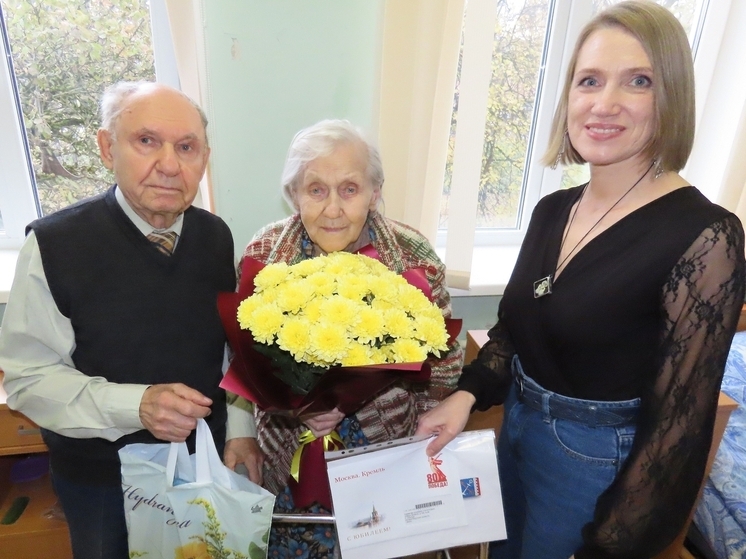 В Сланцах с 95-летием поздравили ветерана Клавдию Ефимову