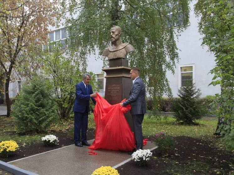 Сергей Меняйло открыл бюст Коста Хетагурова в московской школе в день рождения поэта