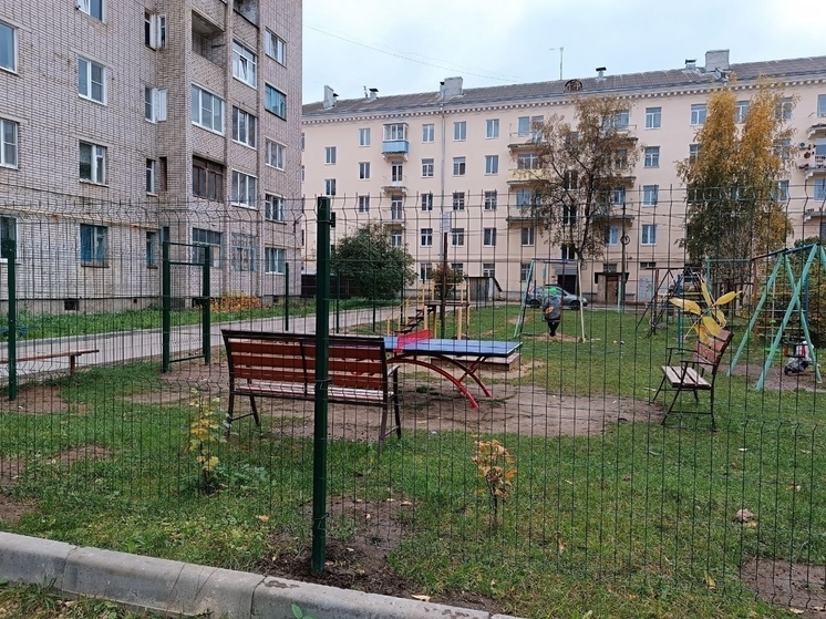 На Новгородской улице в Боровичах малыши не смогут убежать с детской площадки