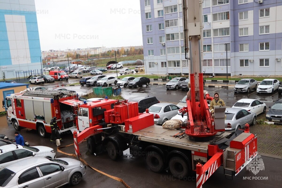 Esercitazioni antincendio in un grattacielo di 22 piani a Orël per garantire la sicurezza degli abitanti