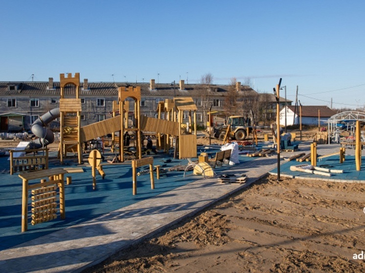 На Калмыкова в Нарьян-Маре бетонируют основание детского городка