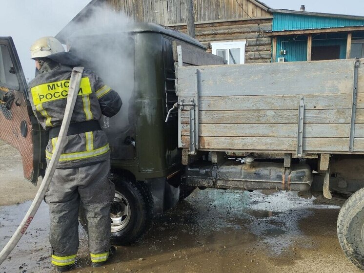 Пожарные тушили загоревшийся в селе Забайкалья УАЗ