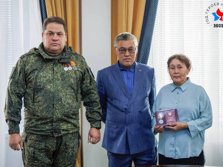 Ордена и медали погибших на СВО бойцов из Пуровского района передали их семьям