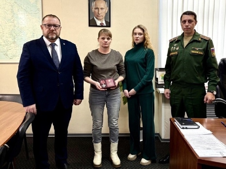Сестре погибшего в ходе СВО жителя Прионежья вручили посмертный Орден Мужества