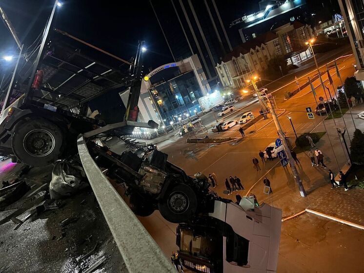 На Новом мосту в Астрахани грузовик повис на ограждении
