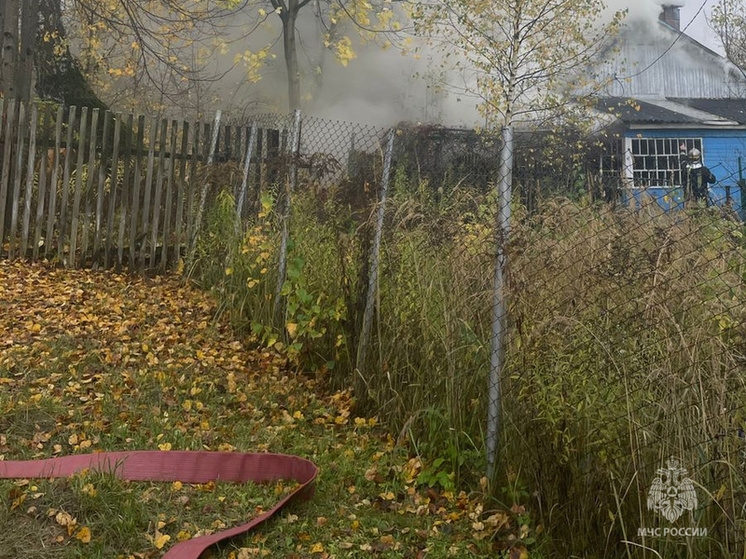 Шестнадцать человек тушили жилой дом в Калуге