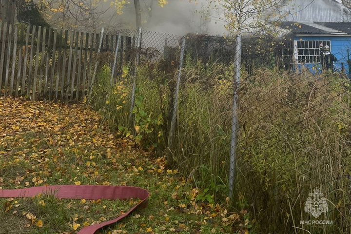 Шестнадцать человек тушили жилой дом в Калуге