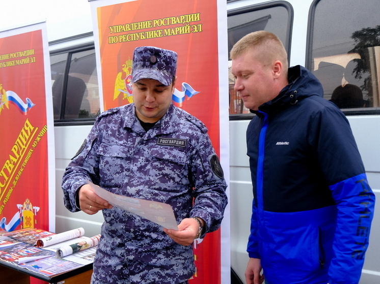Мобильный агитационный пункт Росгвардии провел работу в поселке Медведево