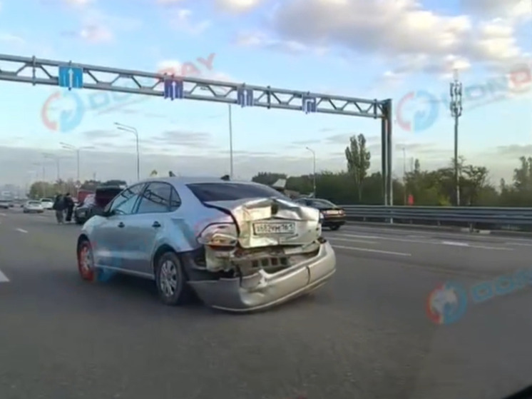 Два автомобиля столкнулись на выезде из Ростова