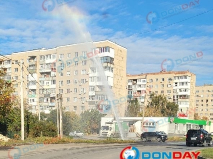 Коммунальный фонтан размером с многоэтажку забил в Ростовской области