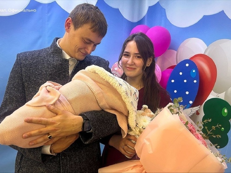 В Салехарде подрастили и выписали домой родившуюся 680-граммовой малышку
