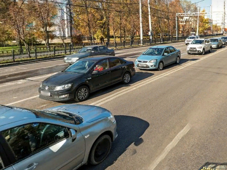 В воронежских «Озерках» задержали полуголого мужчину, кидающегося на машины