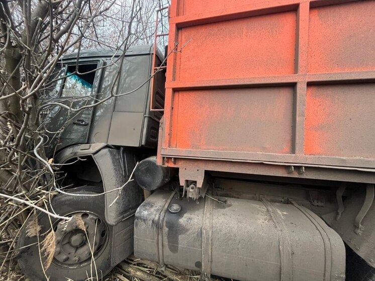 Под Воронежем грузовик съехал в кювет и перевернулся