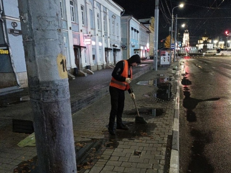 Более 25 улиц Тулы в четверг охватит ручная очистка тротуаров