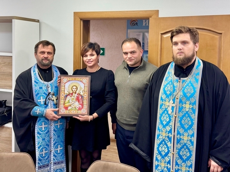 В курском Минспорта освятили рабочие кабинеты