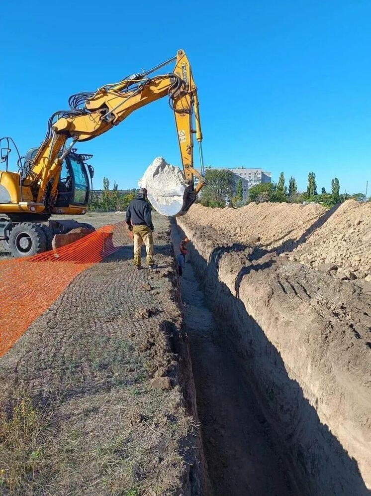 В Днепрорудном продолжается перекладка участка межквартального водовода