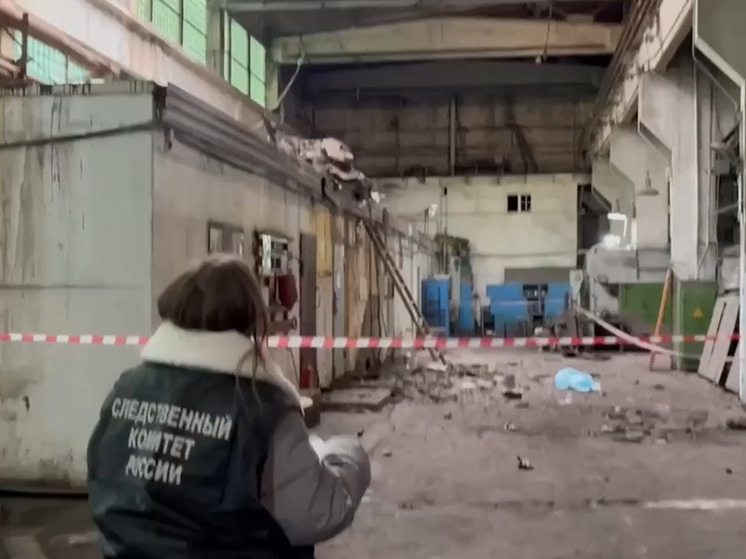 В Челябинске на предприятии погиб рабочий-кровельщик