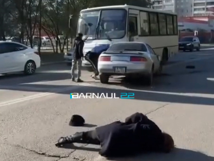 В Новоалтайске водитель Тойоты сбил женщину, въехал в автобус и «сбежал в кусты»