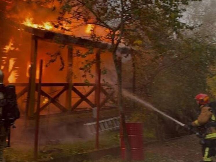 Во Всеволожском районе пожар в садоводстве тушили с двух автоцистерн