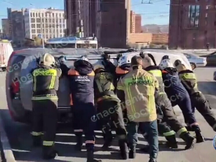 Спасатели МАСС выезжали на ликвидацию ДТП с перевернутым авто в Новосибирске