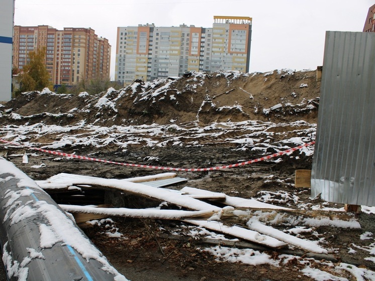 «В тени гигантов». Жильцы домов около суда в Барнауле бьют тревогу из-за соседней стройки