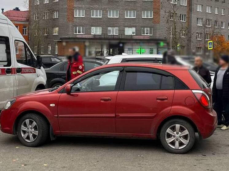 В Кандалакше на улице Первомайской Kia Rio наехала на пешехода