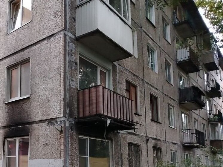 В Великом Новгороде пожар закоптил балкон на Пестовской улице